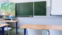klasa szkolna w tle tablica i globus