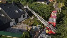 Strażacy podczas akcji gaśniczej pożaru budynku jednorodzinnego