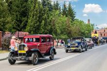 samochody zabytkowe na ulicy