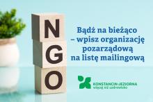 Grafika wektorowa: Napis NGO ułożony z klocków drewnianych, obok napis: Bądź na bieżąco – wpisz organizację pozarządową na listę mailingową.