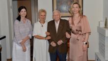 Cztery osoby pozują do zdjęcia na tle ściany 