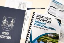 dokumenty urzędowe rozłożone na stole
