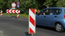 Samochód stoi na drodze z zakazem wjazdu