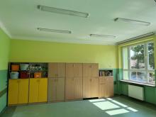 Sala lekcyjna z kolorowymi ścianami i oknami