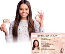 Dziewczynka trzymająca legitymację w ręku i pokazująca znak ok