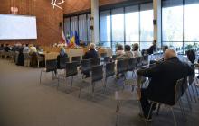 Sala posiedzeń, na której trwa spotkanie.