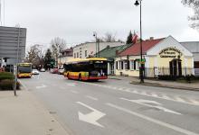 Czerwono-żólty autobus z wyświetlonym napisem: 251