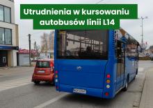 Tył niebieskiego autobusu linii L14 stojącego na ulicy obok czerwonego samochodu osobowego. Nad obrazem znajduje się zielony pasek z napisem: Utrudnienia w kursowaniu autobusów linii L14