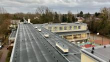  Widok na nowo zmodernizowany dach Szkoły Podstawowej nr 3 z izolacją termiczną, nowym pokryciem oraz zmodernizowaną instalacją odgromową.