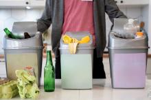 Osoba wykonująca selektywny recykling śmieci