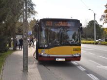 Autobus linii 251 z napisem Metro Wilanowska stojący na przystanku autobusowym.