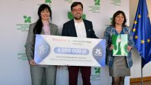 Trzy osoby pozują do zdjęcia, trzymając symboliczny czek na 4 mln zł dofinansowania dla Gminy Konstancin-Jeziorna na modernizację stacji uzdatniania wody Nowe Wierzbno; w tle logo gminy i flaga Unii Europejskiej.