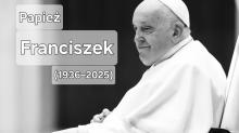 Czarno-białe zdjęcie starszego mężczyzny, papieża.