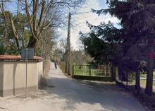 Droga asfaltowa na osiedlu domków jednorodzinnych.
