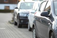 Czarne samochody stojące na parkingu.