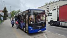 Autobus linii L55 zatrzymuje się na przystanku w Konstancinie-Jeziornie, gdzie pasażerowie wsiadają do pojazdu.