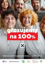Grupa uśmiechniętych młodych ludzi pozuje razem, a na plakacie widnieje hasło „Głosujemy na 100%” oraz informacja o wyborach prezydenckich 1 czerwca.