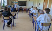 Grupa uczniów pisze egzamin 