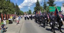 Orkiestra dęta idącą na czele parady