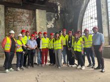 Grupa osób w starum budynku