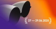 Grafika promująca VIII Festiwal Filmowy Maklaka i Jego Przyjaciół – stylizowane okulary przeciwsłoneczne na tle gradientu w kolorach fioletu, pomarańczu i czerwieni, z datą wydarzenia „27 — 29.06.2025” oraz ozdobnymi liśćmi laurowymi po bokach.
