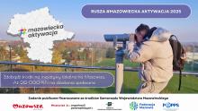 Plakat promujący program „Mazowiecka Aktywacja 2025”. Po lewej stronie widoczna grafika konturowa województwa mazowieckiego z napisem „mazowiecka aktywacja” na kolorowym tle hashtagu. Obok zdjęcie osoby patrzącej przez lunetę z tarasu widokowego, w tle panorama jesiennego krajobrazu z boiskiem sportowym. Na plakacie widnieje hasło: „RUSZA #MAZOWIECKA AKTYWACJA 2025” oraz informacja: „Zdobądź środki na inicjatywy lokalne na Mazowszu. Aż 212 000 PLN na działania społeczne.” Na dole logotypy Mazowsza, Fundacji