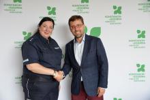 Kobieta i mężczyzna podają sobie ręce