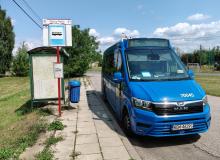 Autobus stoi na przystanku