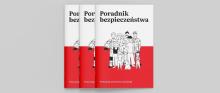trzy egzemplarze broszury zatytułowanej „Poradnik bezpieczeństwa” z ilustracją grupy ludzi na okładce.