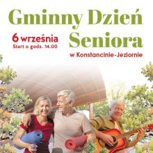 Seniorzy przed amfiteatrem.