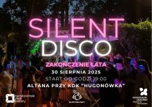 Grafika promująca wydarzenie „Silent Disco” w Parku Zdrojowym w Konstancinie-Jeziornie. W tle zdjęcie tłumu tańczących osób w słuchawkach z podświetlanymi na różne kolory nausznikami. Na pierwszym planie widoczne napisy: „SILENT DISCO”, „Park Zdrojowy Konstancin-Jeziorna”, „30 sierpnia 2025, start od godz. 19:00, Altana przy KDK ‘Hugonówka’”. W dolnych rogach logotypy Konstancińskiego Domu Kultury i marki Konstancin-Jeziorna „więcej niż uzdrowisko”, pośrodku ikona słuchawek i napis „Silent Disco Party”.