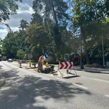 Robtnicy rozbierają nawierzchnię drogi. 