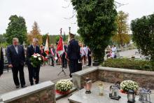 Delegacja składa wieńce z okazji 86. rocznicy wybuchu drugiej wojny światowej