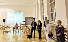 Grupa osób na sali gminastycznej.
