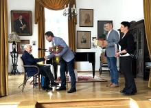 składanie życzeń jubilatowi przez władze gminy konstancin-jeziorna