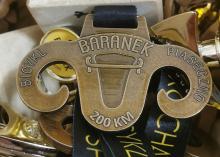 Medal w kształcie głowy baranka z rogami z napisami: Bicykl, Piaseczno, Baranek, 200 km