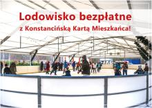 Zadaszone lodowisko w Parku Zdrojowym, na którym liczne osoby, w tym dzieci i dorośli, jeżdżą na łyżwach w zimowej, rekreacyjnej atmosferze.