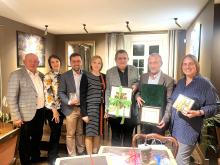 burmistrz i przedstawiciele delegacji z Krzemieńca pozują do zdjęcia w restauracji