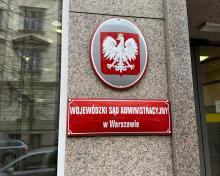 Tabliczka Wojewódzki Sąd Administracyjny w Warszawie oraz godło Polski.