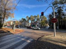 skrzyżowanie ulic z sygnalizacją świetlną