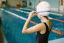 dziecko na pływalni