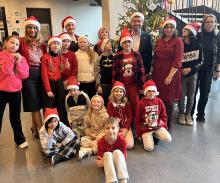 ubieranie choinki przez dzieci z władzami gminy 