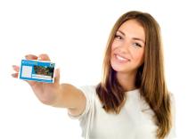 kobieta trzyma kartę mieszkańca