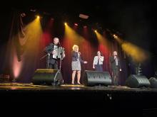 Krupa czterech osób na scenie