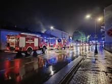 wozy strażackie nocą na ulicy