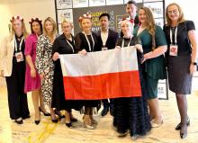 reprezentacja polskich nauczycielek trzymających polską flagę