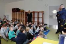 Straż miejska rozmawia z dziećmi w przedszkolu.