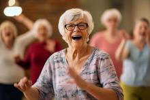 Grupa seniorów tańczy