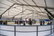 zadaszone lodowisko z łyżwiarzami