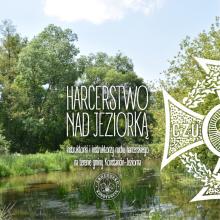 Okładka książki przedstawiająca rzekę Jeziorkę otoczoną zielenią drzew, z nałożonym tytułem „Harcerstwo nad Jeziorką” oraz podtytułem o instruktorach ruchu harcerskiego w gminie Konstancin-Jeziorna.